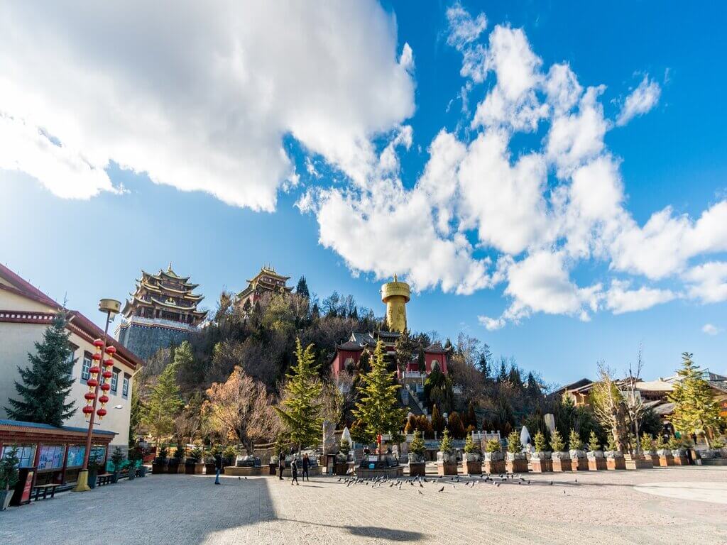 Thành cổ ánh trăng Dukezong đẹp lạ đẹp lùng hút hồn dân du lịch